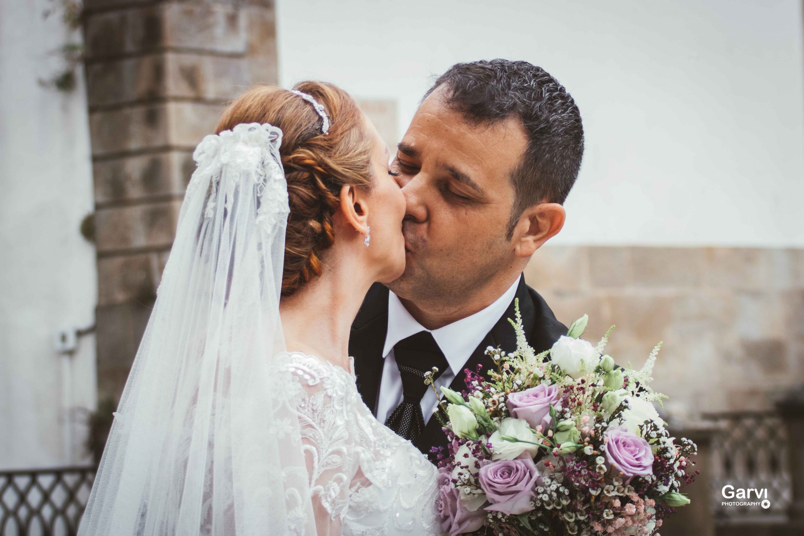 Novios besándose en una boda en Madrid Fotografía por Garvi Photography